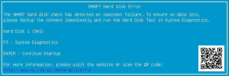 SMART Hard Disk Error 301 auf HP-Laptop – Hinweis auf bevorstehenden Festplattenausfall. Diagnose von Computerheld Linz - PC-Vor-Ort-Service Zu sehen ist ein klassischer Diagnosebildschirm eines HP-Laptops mit dem Titel „SMART Hard Disk Error“. Der Bildschirm erscheint direkt beim Start des Geräts – noch bevor Windows überhaupt geladen werden kann – und signalisiert ein ernsthaftes Problem mit der verbauten Festplatte. Im Text der Meldung wird klar formuliert, was technisch passiert ist: Das sogenannte S.M.A.R.T.-System (Self-Monitoring, Analysis and Reporting Technology) hat einen bevorstehenden Festplattenausfall erkannt. Es handelt sich also nicht um einen Softwarefehler oder ein Windows-Problem, sondern um einen physischen Defekt des Datenträgers. Besonders auffällig ist die Zeile: „Hard Disk 1 (301)“ Der Fehlercode 301 ist bei HP-Geräten ein bekannter Hinweis darauf, dass die Festplatte bereits kritische Zustände erreicht hat – etwa durch fehlerhafte Sektoren, mechanischen Verschleiß oder Lesefehler. In der Praxis bedeutet das: Die Festplatte ist nicht mehr zuverlässig ansprechbar und kann jederzeit vollständig ausfallen. Der Bildschirm fordert den Nutzer auf, sofort eine Datensicherung durchzuführen und einen Hardwaretest zu starten. Ironischerweise ist genau das in vielen Fällen gar nicht mehr möglich – weil das System nicht mehr stabil genug läuft oder gar nicht mehr bis zum Betriebssystem durchstartet. Im Kontext unseres Falls bestätigt diese Meldung exakt die Einschätzung aus dem Telefongespräch: Der Laptop der Kundin scheitert nicht an Windows oder einem „blauen Fehler“, sondern an einem sterbenden Datenträger. Für Laien wirkt dieser Bildschirm oft wie ein endgültiges Todesurteil für alle gespeicherten Daten. Tatsächlich bedeutet er aber etwas anderes: Die Hardware gibt auf – die Daten sind in vielen Fällen noch rettbar. Genau hier beginnt die eigentliche Arbeit der Datenrettung: Nicht das Reparieren des Laptops steht im Fokus, sondern das sichere Auslesen eines beschädigten Datenträgers, bevor dieser komplett den Geist aufgibt.