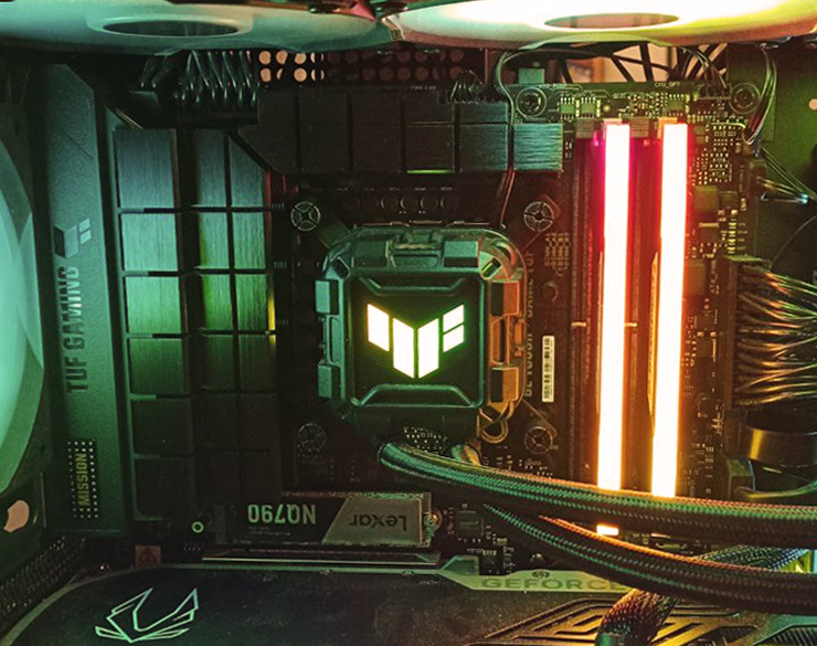 Innenansicht PC-Gehäuse mit GeForce RTX 4080 und Enermax LiqMax III ARGB 360 Wasserkühlung (HI-TECH for Gamers Logo, ARGB grün/türkis) – Computerheld Linz, August 2025 Auf der Innenseite eines modernen Computergehäuses öffnet sich der Blick auf das Mainboard mit einer wuchtigen GeForce RTX 4080. Doch das eigentliche Zentrum des Fotos liegt darüber: die markante Wasserkühlung vom Typ Enermax LiqMax III ARGB 360 in elegantem Schwarz. Auffällig ist das Pumpenmodul – normalerweise mit dem Enermax-Logo versehen, hier jedoch individualisiert. Stattdessen prangt das leuchtende Emblem von HI-TECH for Gamers Traun, in kräftigem Grün und Türkis illuminiert. Der Fokus des Bildes liegt auf dieser All-in-One-Wasserkühlung, genauer gesagt auf der Pumpe, die zwar optisch glänzt, aber akustisch Probleme macht: ein hörbares Rattern weist auf Luft im Kreislauf oder einen beginnenden Lagerschaden hin. Das Bild wurde im August 2025 von Computerheld Linz aufgenommen und dient als dekoratives, zugleich dokumentarisches Element zu einem Artikel über die typischen Defekte und die fachgerechte Problembehebung solcher Wasserkühlungen. Foto von Veronika Helga Vetter